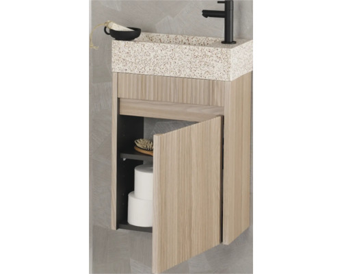 Tvättställsskåp med öppet fack och sanitetsartiklar