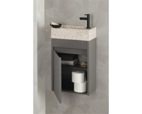 Tvättställsskåp med öppet fack, tvättställsplatta, armatur, handdukar och toalettpapper