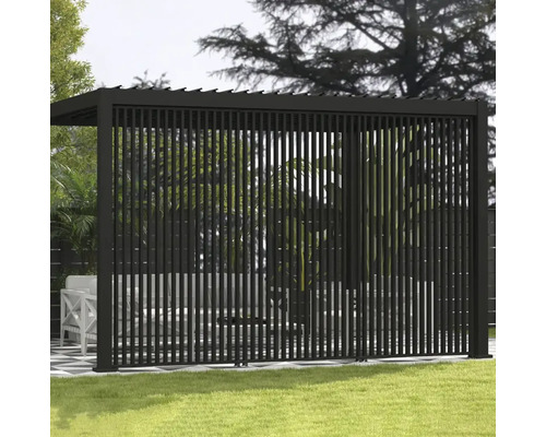 Pergola med vertikala lameller i trädgården