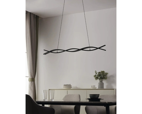 Modern pendellampa i metall ovanför ett matbord