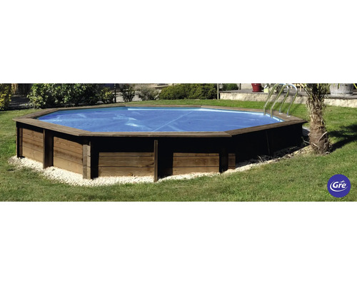 Ovanjordisk pool med träpanel i trädgården