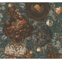 Detaljvy av en blommig tapet med frodiga blommor och blad i olika storlekar och former.