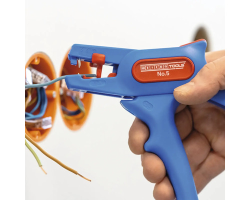 Använda en avisoleringsverktyg för att ta bort isoleringen från en kabel