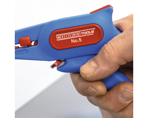 Hand håller Weicon Tools avisoleringstång nr 5