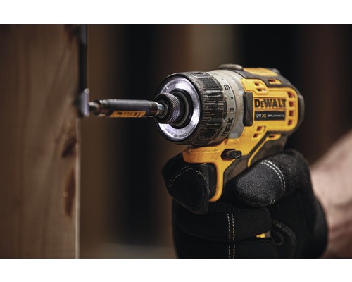 DeWalt sladdlös skruvdragare som skruvar in en skruv i trä.