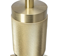 Närbild av en gyllene bordslampa med räfflad design