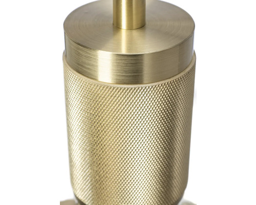 Närbild av en gyllene bordslampa med räfflad design