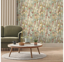 Dekorativt vardagsrum med blommig tapet, soffa och bord