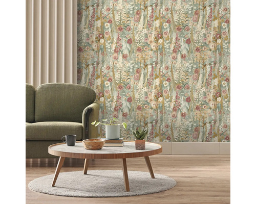 Dekorativt vardagsrum med blommig tapet, soffa och bord