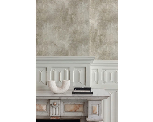 Dekorativt vardagsrum med mönstrad tapet och öppen spis