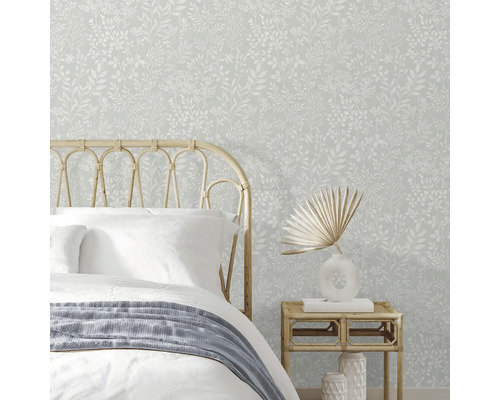 Sovrum med säng och blommig tapet