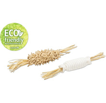 Två kattleksaker av återvunnet material med Beetztees logotyp och Eco Friendly-sigill.