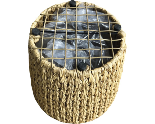 Dekorativ blomkruka av flätat material med plastinsats