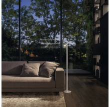 Vardagsrum med soffa och modern golvlampa