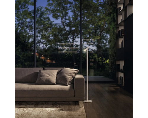 Miljöbild med golvlampa bredvid soffa i modernt vardagsrum