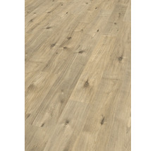 Närbild av ett lagt laminatgolv