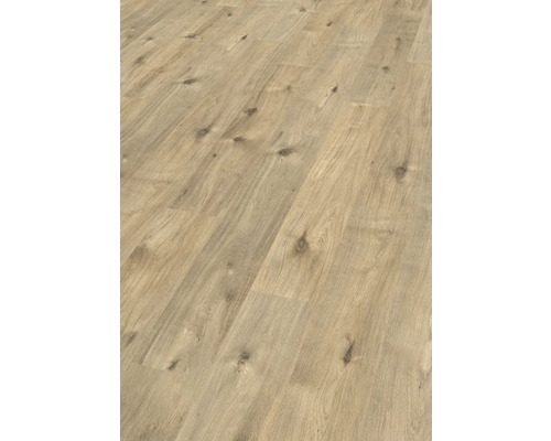 Närbild av ett lagt laminatgolv