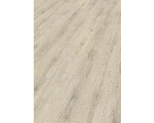 Ljust laminatgolv med trästruktur.