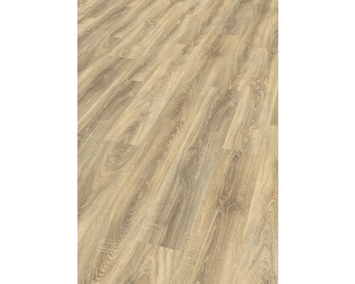 Närbild av ett lagt laminatgolv med träutseende.