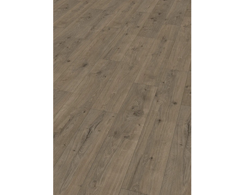 Golv med laminat i träutseende