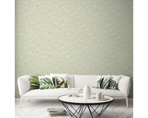 Vardagsrum med blommig tapet, soffa och bord