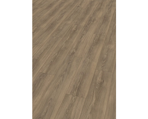 Lagt laminatgolv med träutseende.