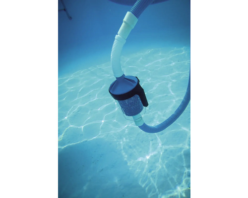 Undervattensbild av en poolrengörare med slang