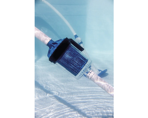 Poolförfilter med slang i vattnet