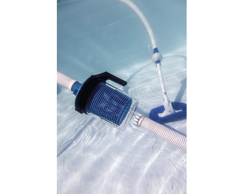 Poolrengörare med slang och borste i vattnet