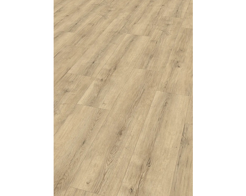 Lagt laminatgolv med träutseende.