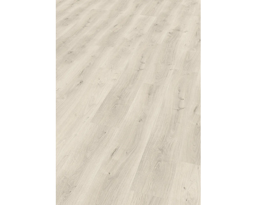 Ljust laminatgolv med träutseende.