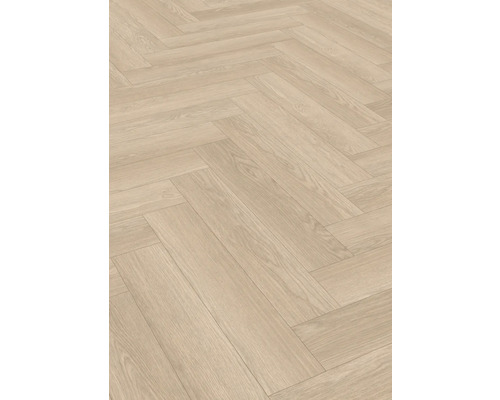 Läggning av ljus parkett i fiskbensmönster