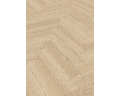 Ljust laminat lagt i fiskbensmönster.