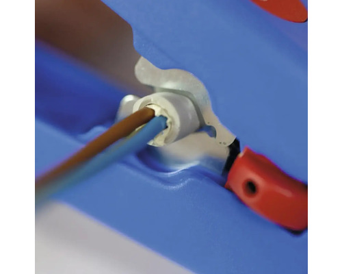 Närbild av en elektrisk kabelanslutning i en blå kopplingsdosa