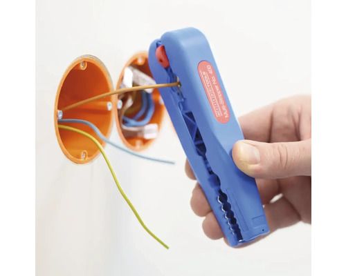 Avbitartång används på en elinstallation