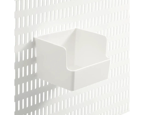 Vit plastbehållare på verktygstavla