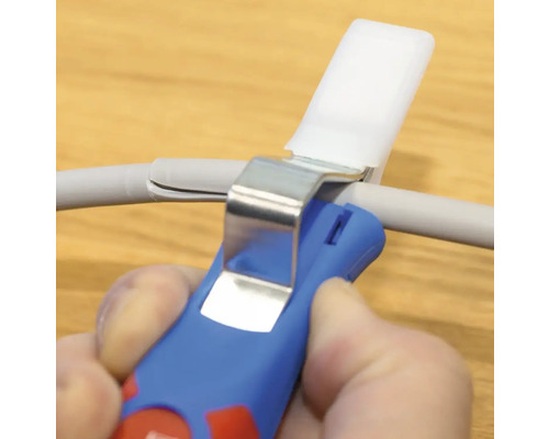 Kabelskalare skär av kabel