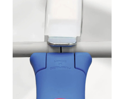 Detaljvy av en mopphållare med trycket ''Made in Germany''.