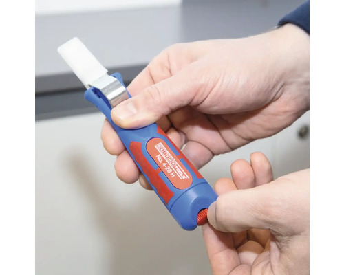 Fogrengörare med utbytbart blad som manövreras för hand.