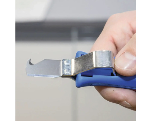 Hand som håller en blå kabelskalare