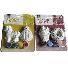 Två förpackningar med två gipsmagneter vardera att måla, en med tivolitema och en med efterrättstema.