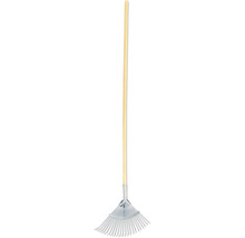 Lövgrep med träskaft och metallpinnar