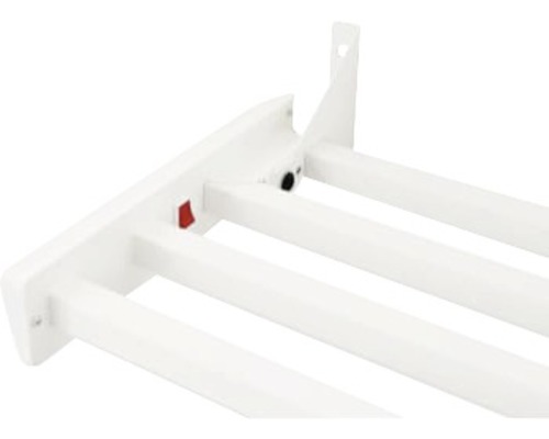 Detaljvy av ett vitt väggmonterat skötbord