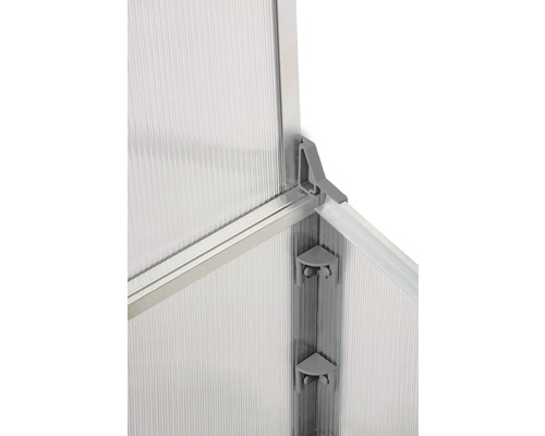 Närbild av en växthuskonstruktion med aluminiumram och plastpaneler