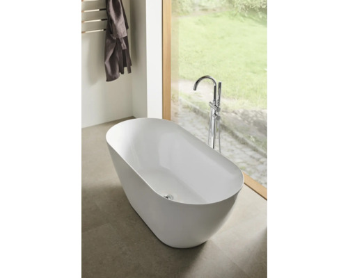 Fristående badkar med armatur i ljust badrum