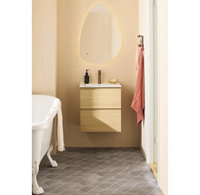 Badrum med badkar, tvättställ med underskåp och belyst spegel