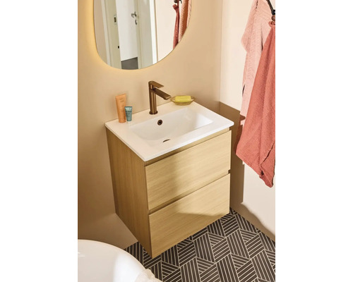 Badrum med tvättställsskåp, handfat, kran och spegel