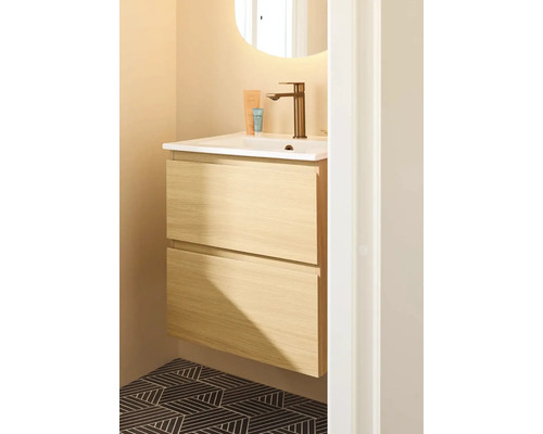 Badrum med tvättställsskåp, tvättställsskål och armatur