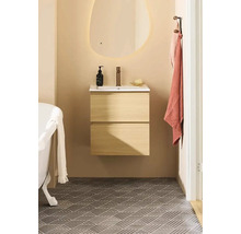 Modernt badrum med tvättställsskåp, spegel och klinkergolv