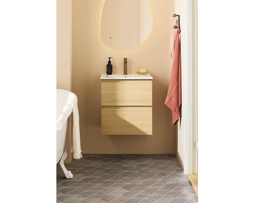 Modernt badrum med tvättställsskåp, spegel och klinkergolv